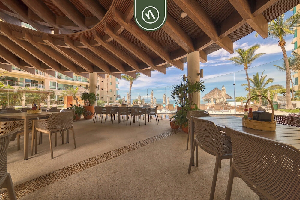Oceanfront 2 BR Condo - Beach - Restaurant - Gym