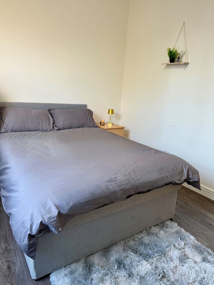 2bed Apartment-sleeps 4, Pets Ok & Balcony