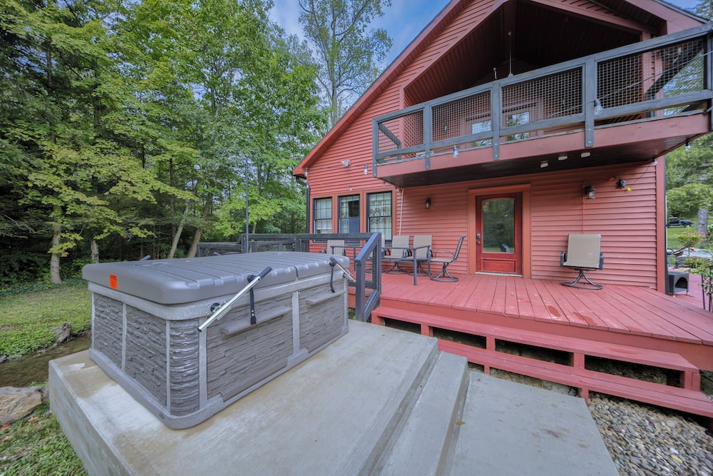 Willow Brook Getaway: Hot Tub, Deck in Mifflinburg