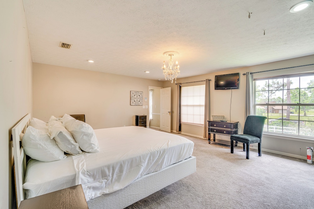 Private Pool & Yard: Family Retreat in Cape Coral