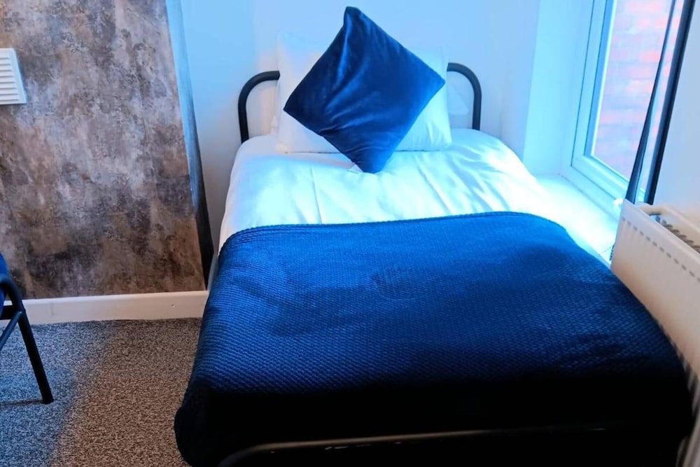 4 Bed-sleeps 9-private Garden-free Parking