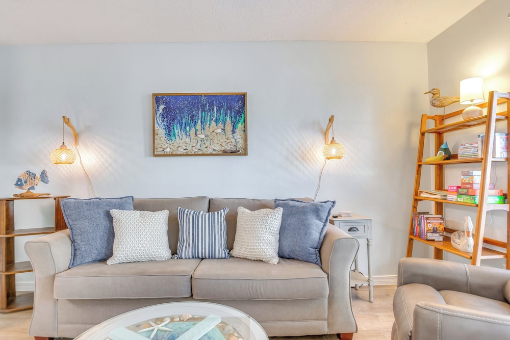 Walk to Beach: Resort Retreat w/ Balcony in Destin