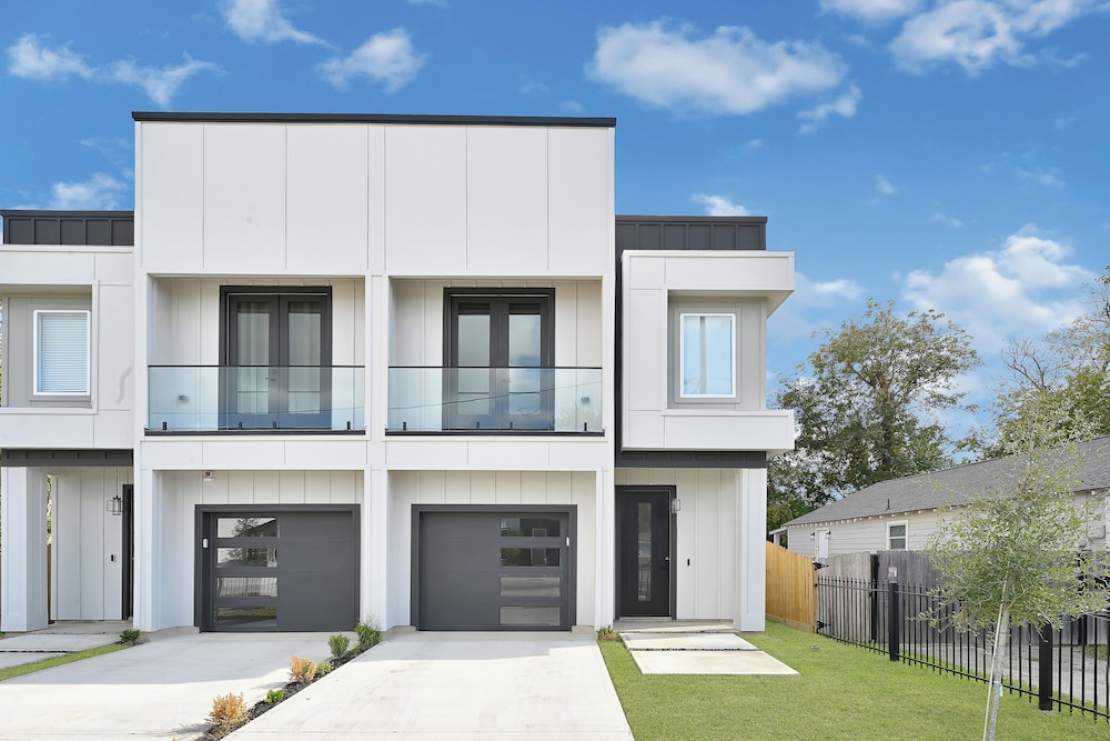5 Mi to NRG Stadium: Modern Escape w/ Patio & Yard
