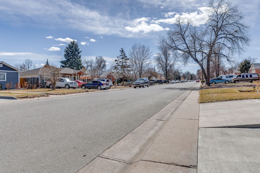 7 Mi to Denver: Inviting Aurora Home w/ Yard!