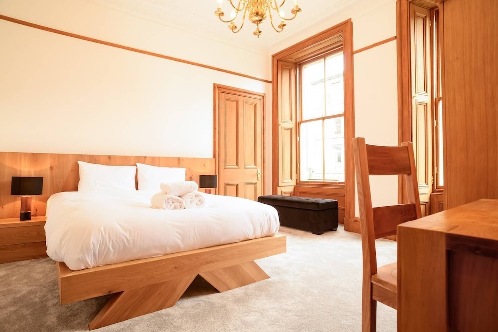 JOIVY 5 Bedroom Apt Near Meadows & George Square view 4