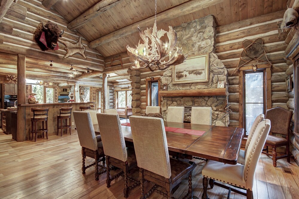 Bear Lodge 6 Bedroom Home by RedAwning