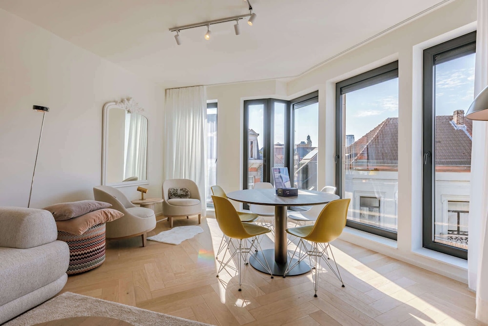 The Sassy Summit - Chic Comfort Views Good Vibe