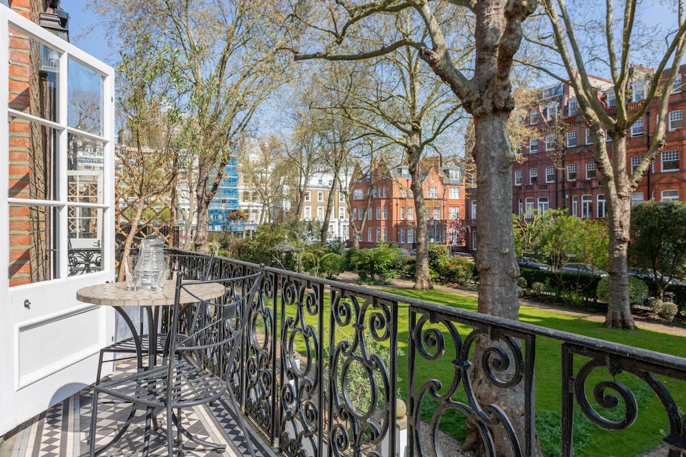 Gledhow Gardens Viii by Onefinestay