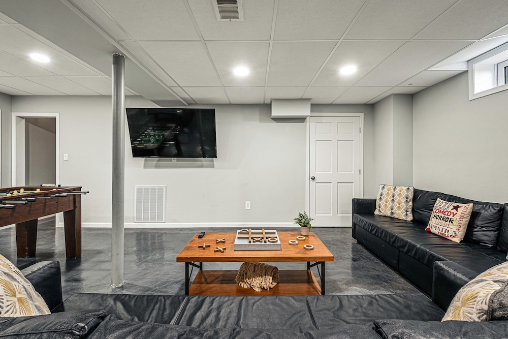 Laker s Pointe by Avantstay Lakefront Private Peninsula Hot Tub Game Room