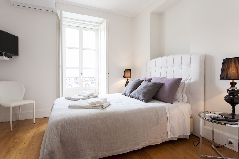 JOIVY Stylish 2BR Apt w/balcony at the heart of Baixa