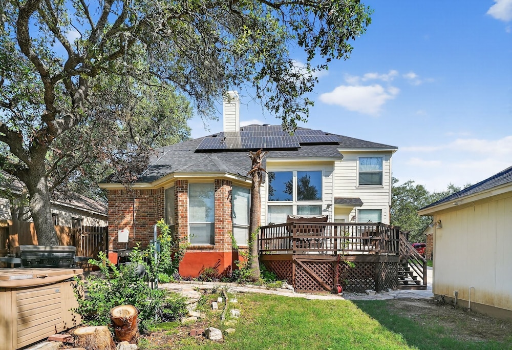 San Antonio Oasis Hot Tub & Pool Access 4 Bedroom Home