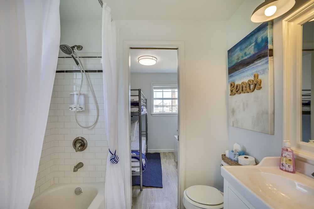 Walk to Beach: Updated Home w/ Deck in Galveston!