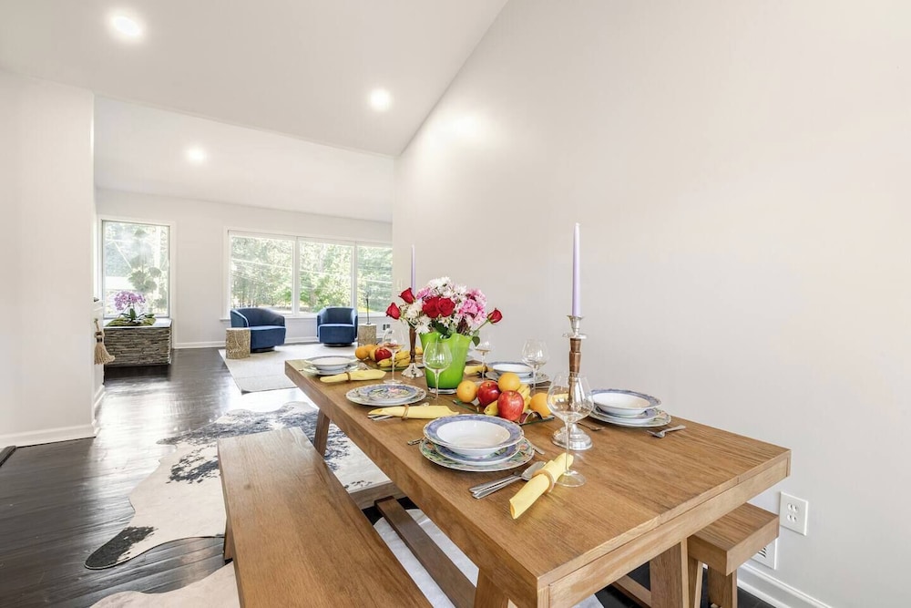 Stylish Comfort Modern Chef Kitchen 4 BR 2 Baths