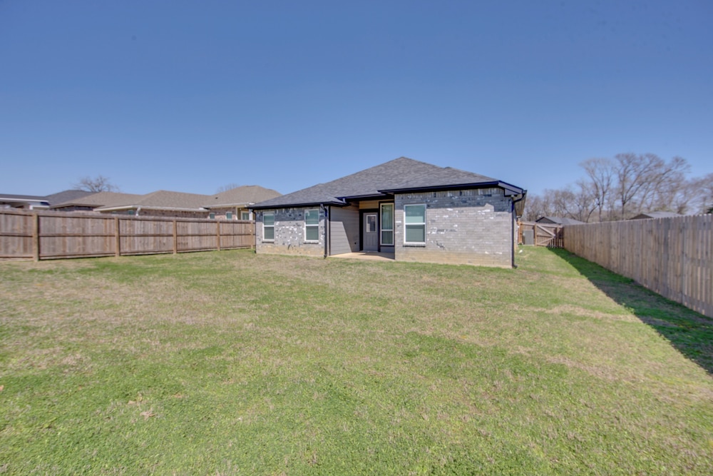 8 Mi to State Park: Home w/ Fenced Yard in Lindale
