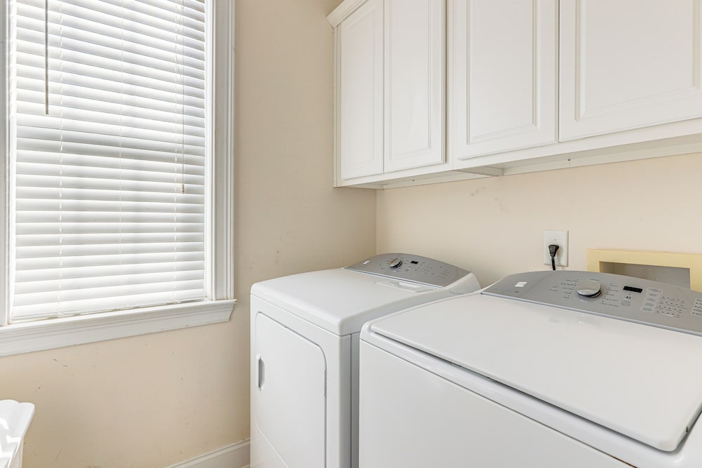 6 Mi to Southern Belle Farm: Home w/ Patio!