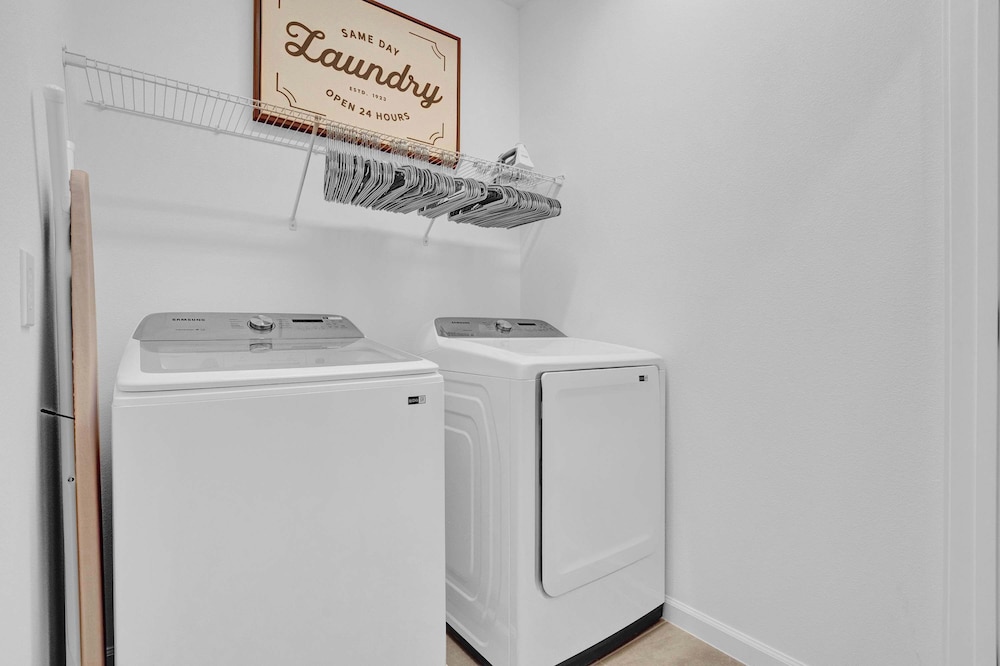 Upstay Epic 15br Mansion for Big Groups Near Parks