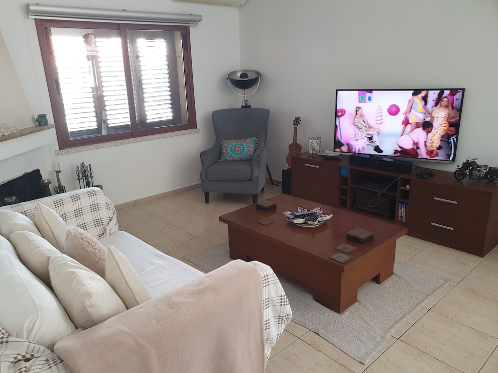 Inviting 3-bed Villa in Kayalar view 5