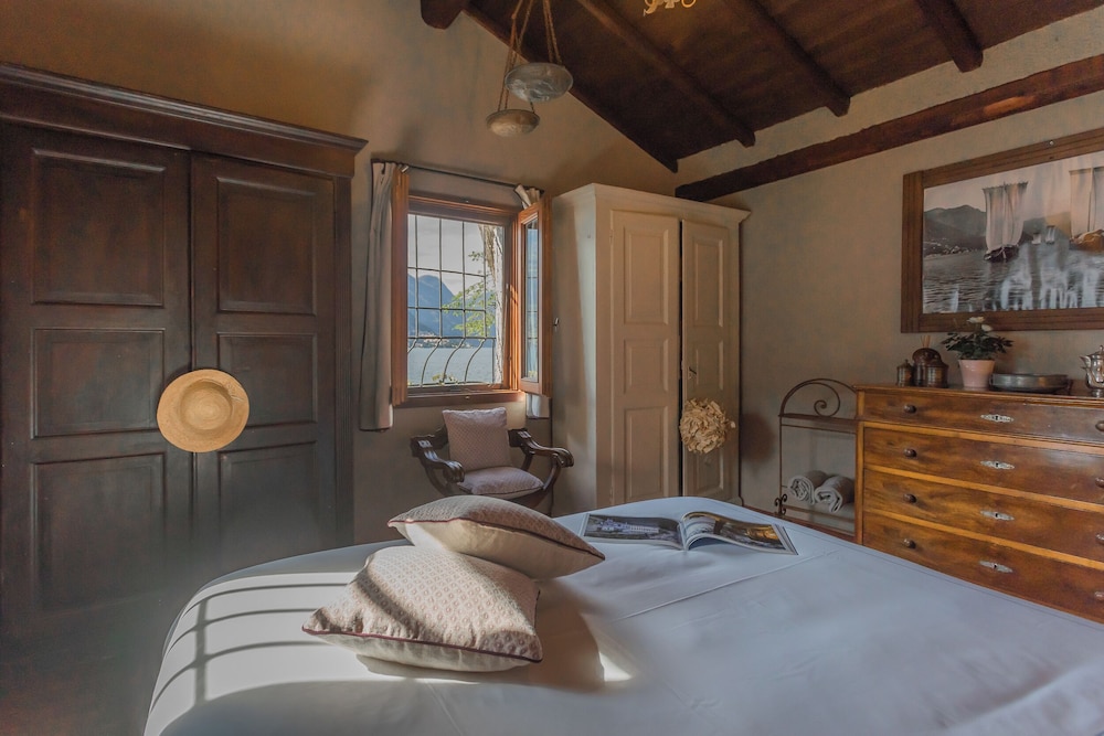 The Writer's Nest by Rent all Como