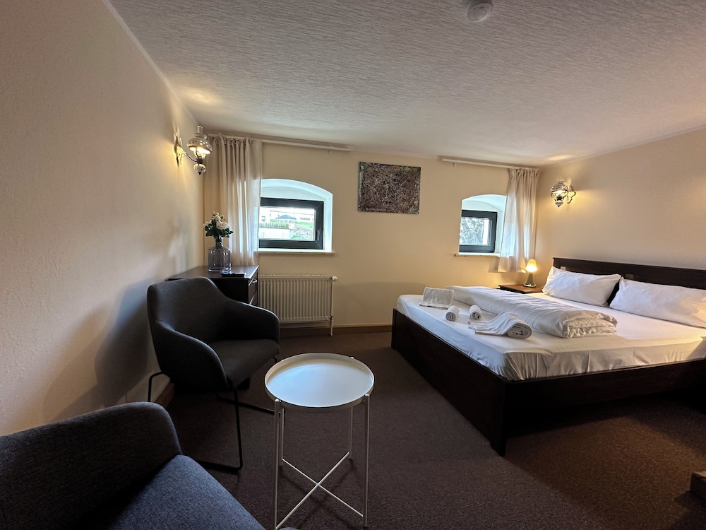 Amara-Gasthaus-Festsaal-Pension