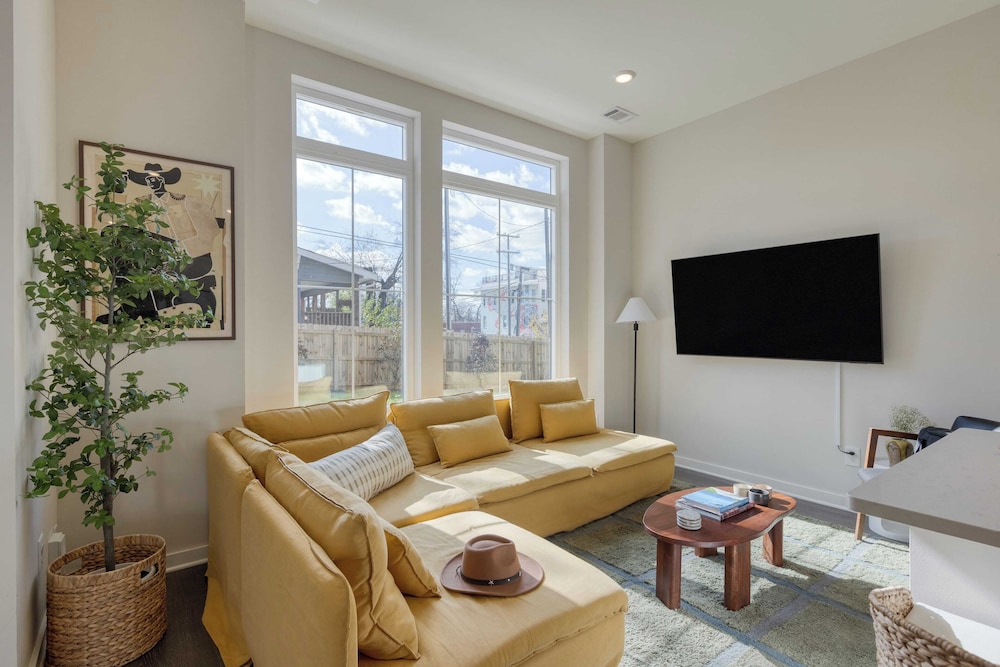 Sleeps 16 2 Modern Townhomes, Minutes to Broadway Lischey & 98 Degrees