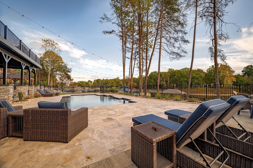 Blue Heron by Avantstay Lakefront Dock Pool Theater Sleeps 22