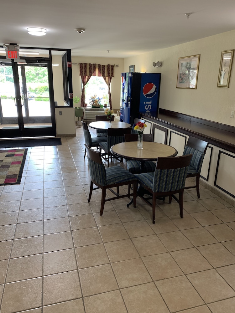 Amelia Inn & Suites