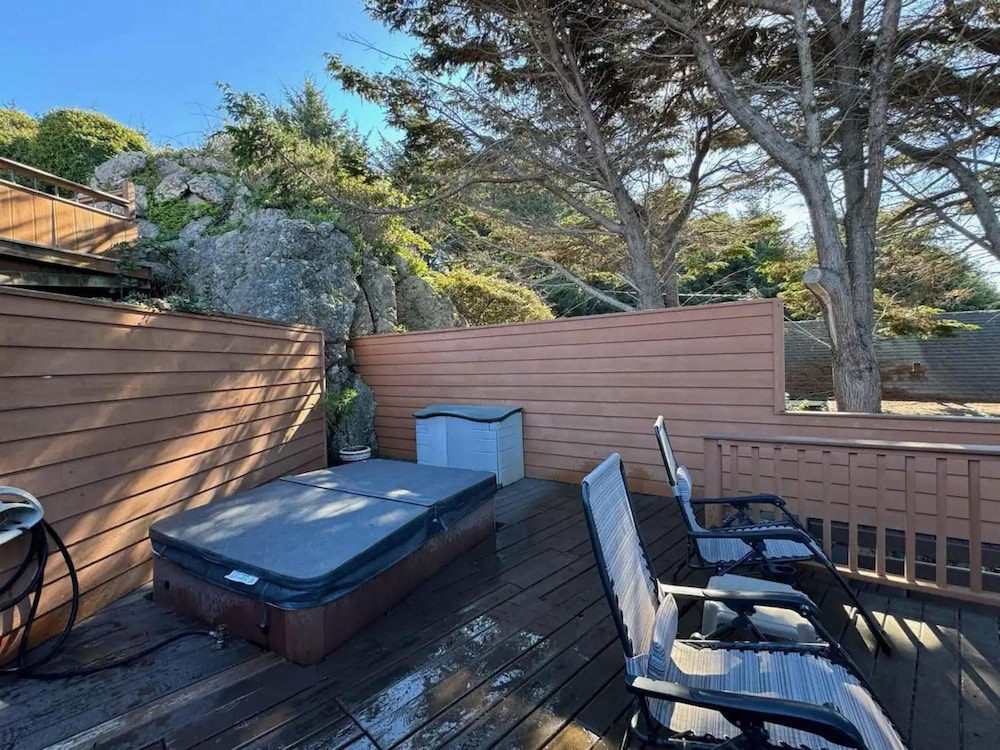 Oceanview Cabin 19 Jacuzzi Large Deck w Seating
