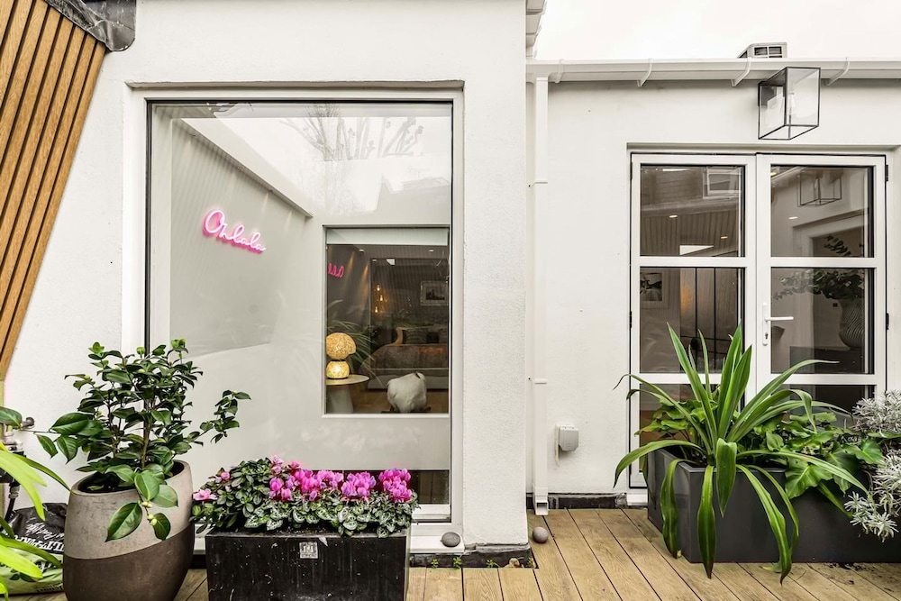 London Mews Home w Glass Atrium Terrace