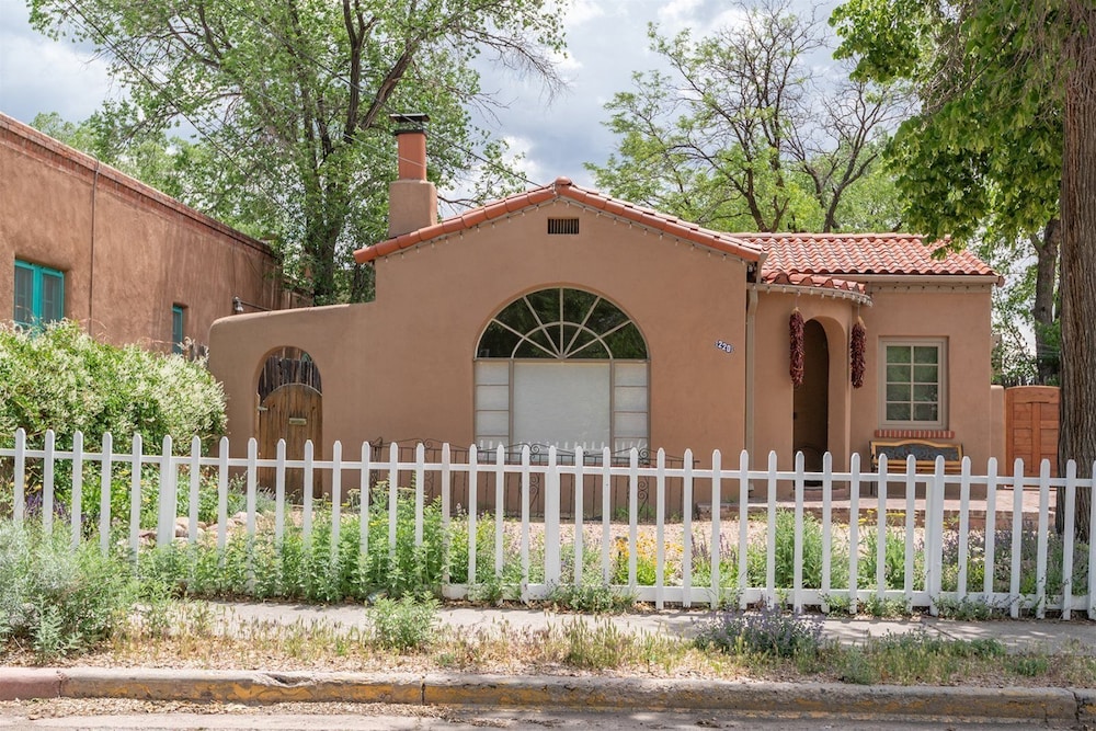 Casa O'keeffe - Five-minute Walk to The Plaza, Quiet Neighborhood, Comfort and Convenience view 4