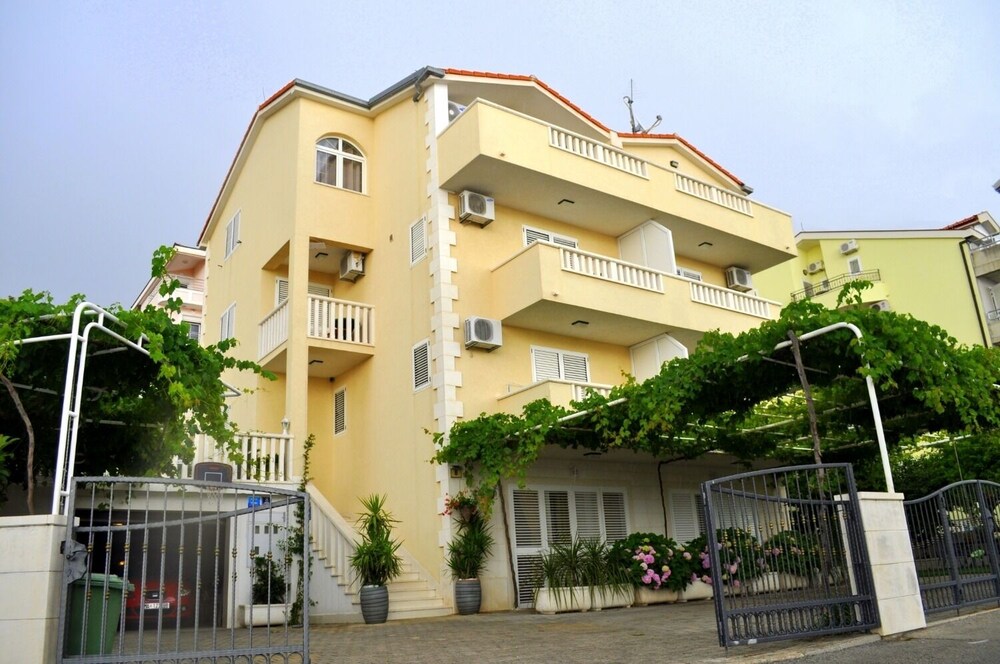 Ivi - big Parking and Courtyard - SA4 view 3