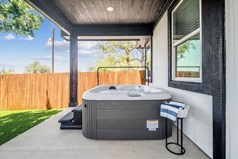 Pet Friendly W/hot-tub-six Minutes to Downtown!