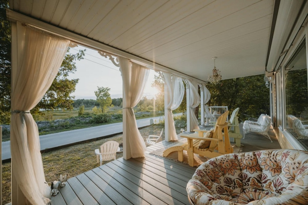 Hot Tub Waterfront Cottage - Near Sauble Beach