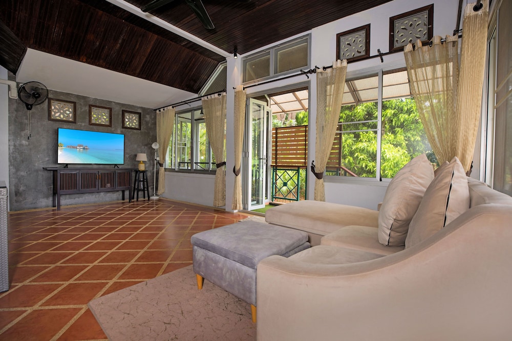 Idyllic Villa Hillside near Big Buddha