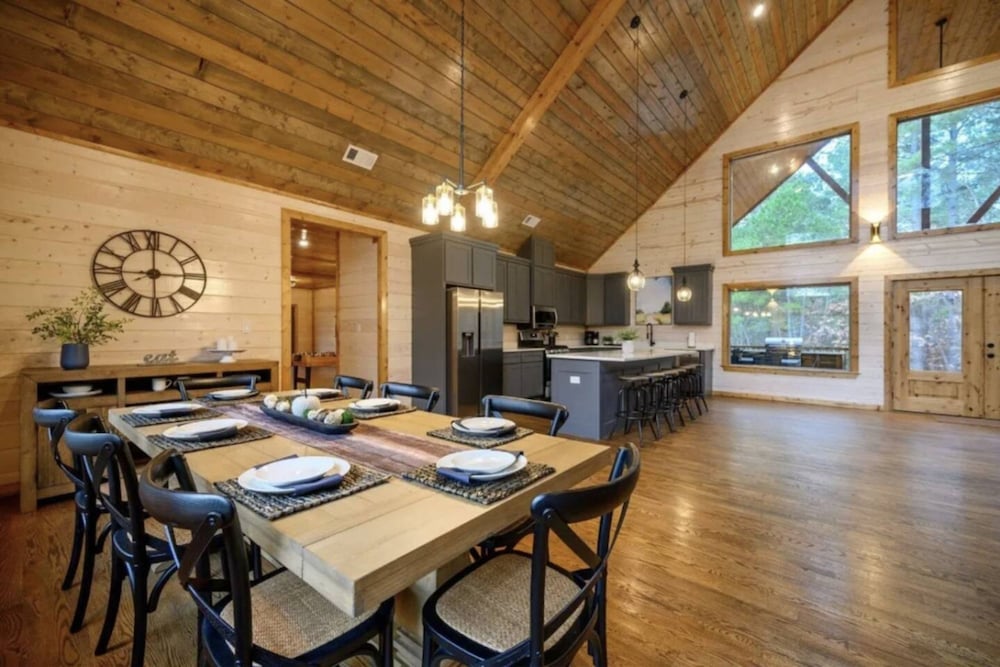 Whispering Winds Luxury Cabin in Hochatown