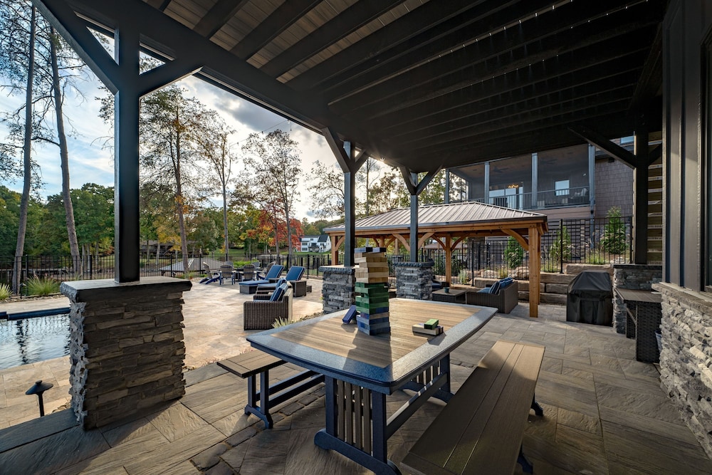 Blue Heron by Avantstay Lakefront Dock Pool Theater Sleeps 22
