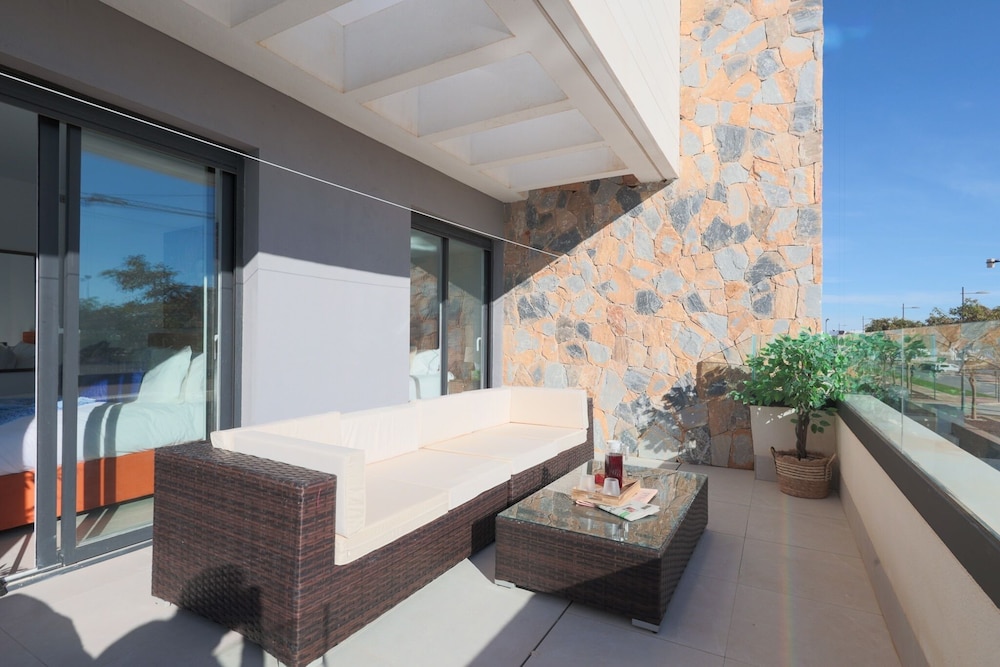 4 Bed Villa - Sleeps 8 - Pool - Garden - Parking