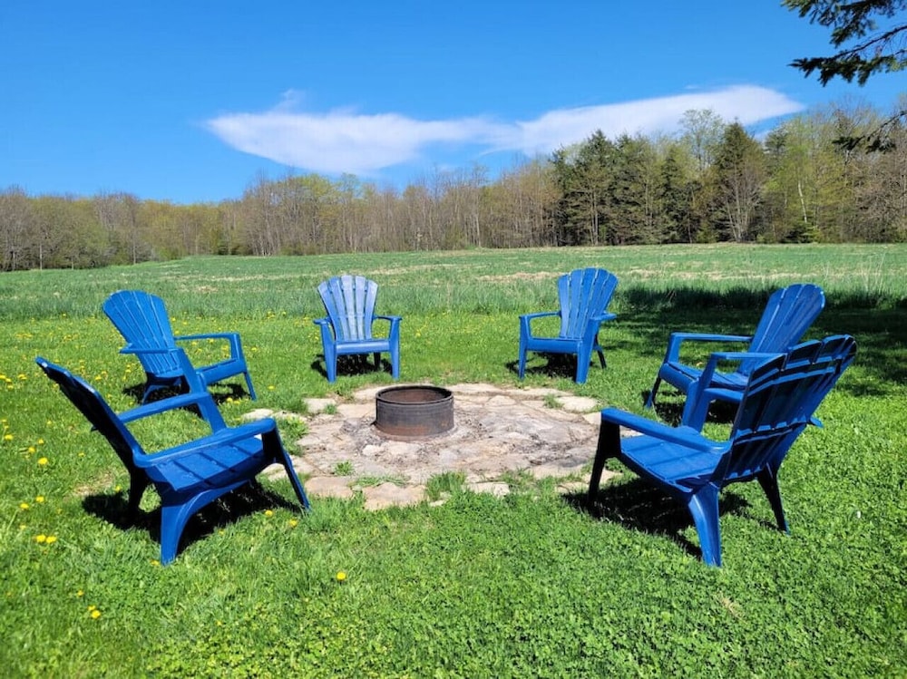 Family Friendly Cottage Walking Distance to Lions Head Beach