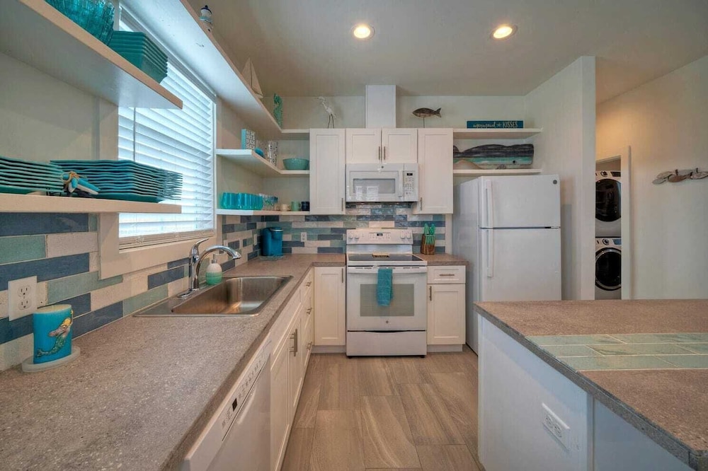 2 Homes in Old Town by Avantstay Sleeps 19, Pool, Newly Built Walk to Eats, Music, & More
