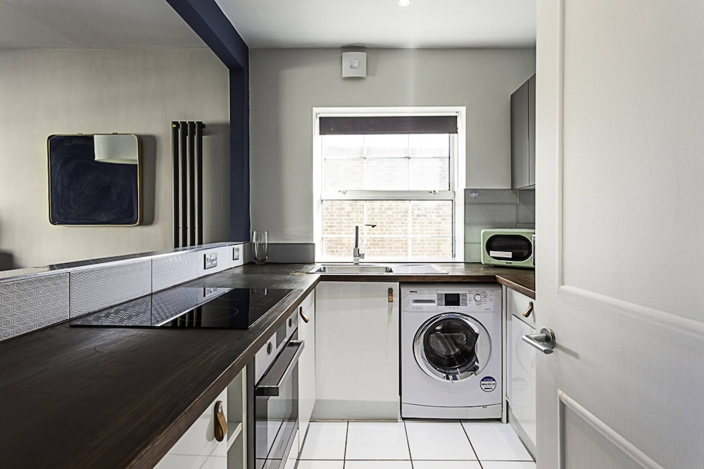 Cozy Aldgate Hideaway