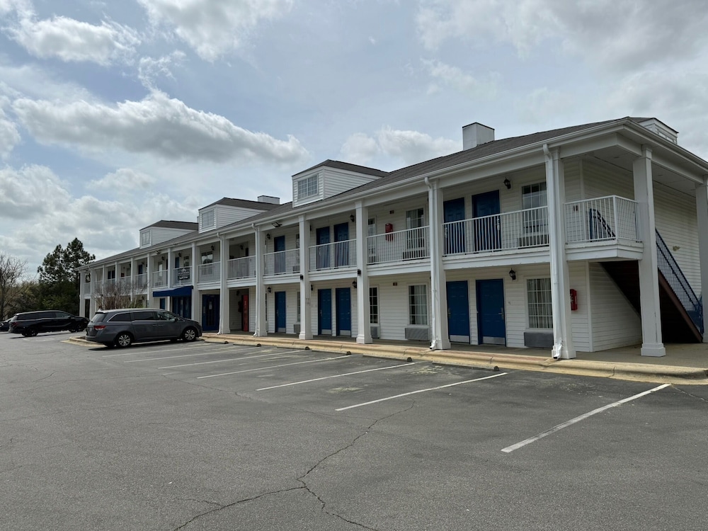 Brentwood Inn & Suites