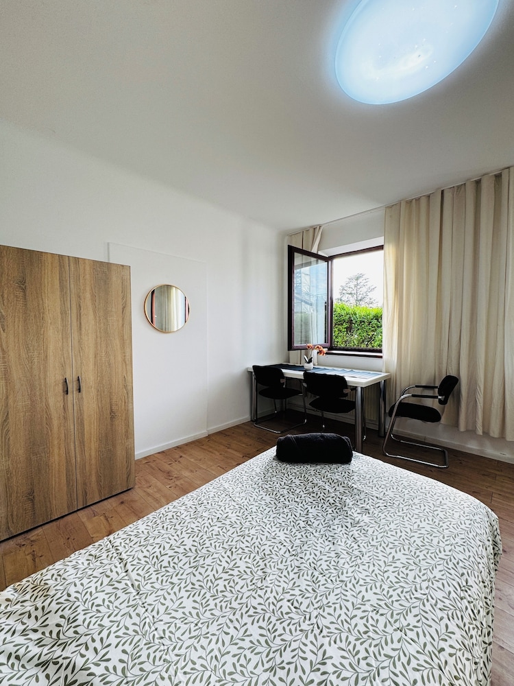 Stylish 3BR Apt Outdoor Space Sleeps 8