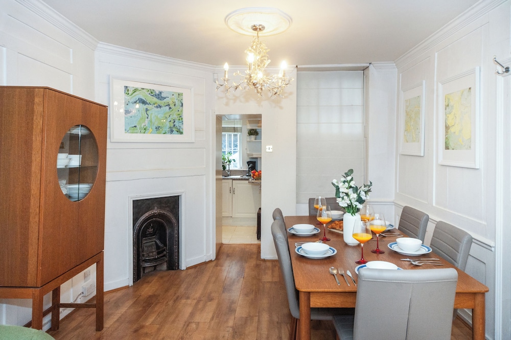 Spacious 3BR 2BA Flat in Central Soho