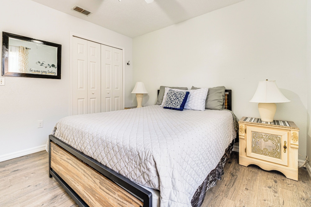 Private Pool & Yard: Family Getaway in Davenport