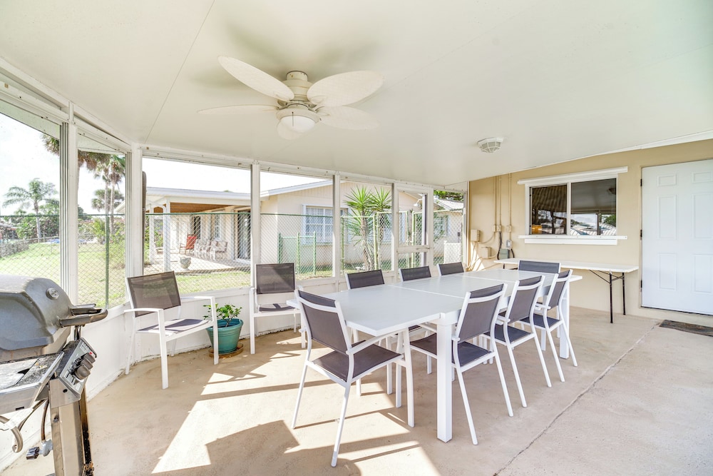 Centrally Located Cocoa Beach Haven: Walk to Shore