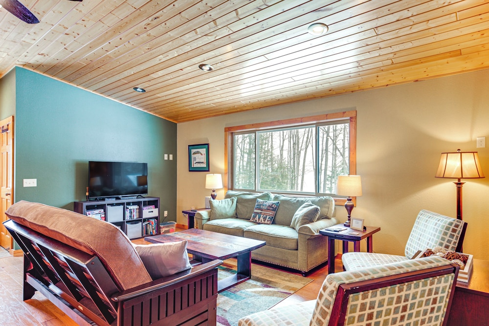 Private Dock, BBQ Ready: Lakefront Fifield Home!