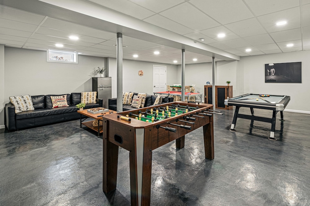 Laker s Pointe by Avantstay Lakefront Private Peninsula Hot Tub Game Room