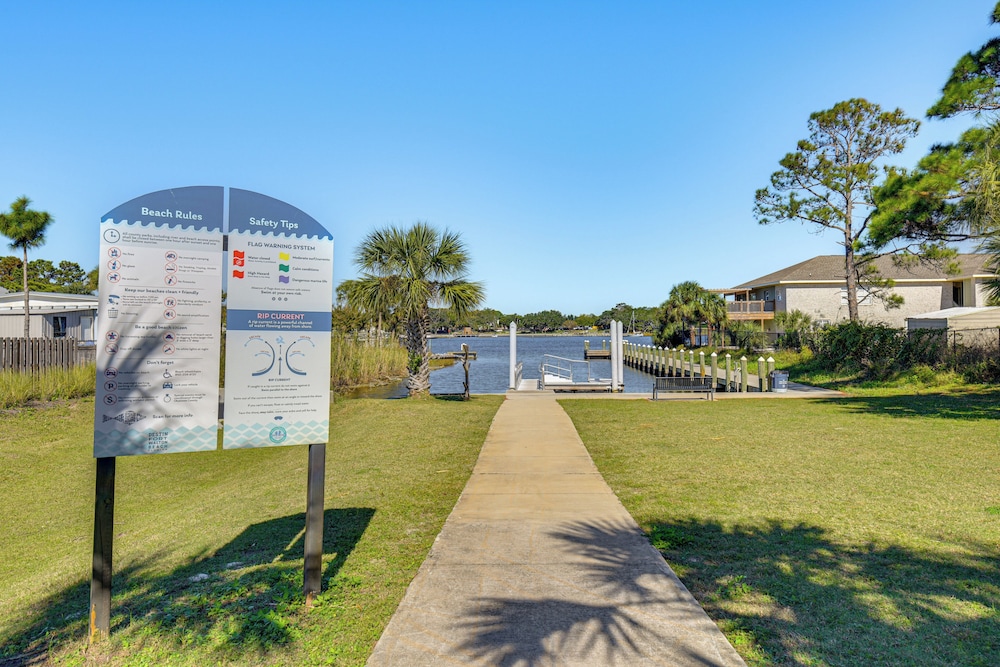 Walk to Okaloosa Island Beach: Coastal Condo!