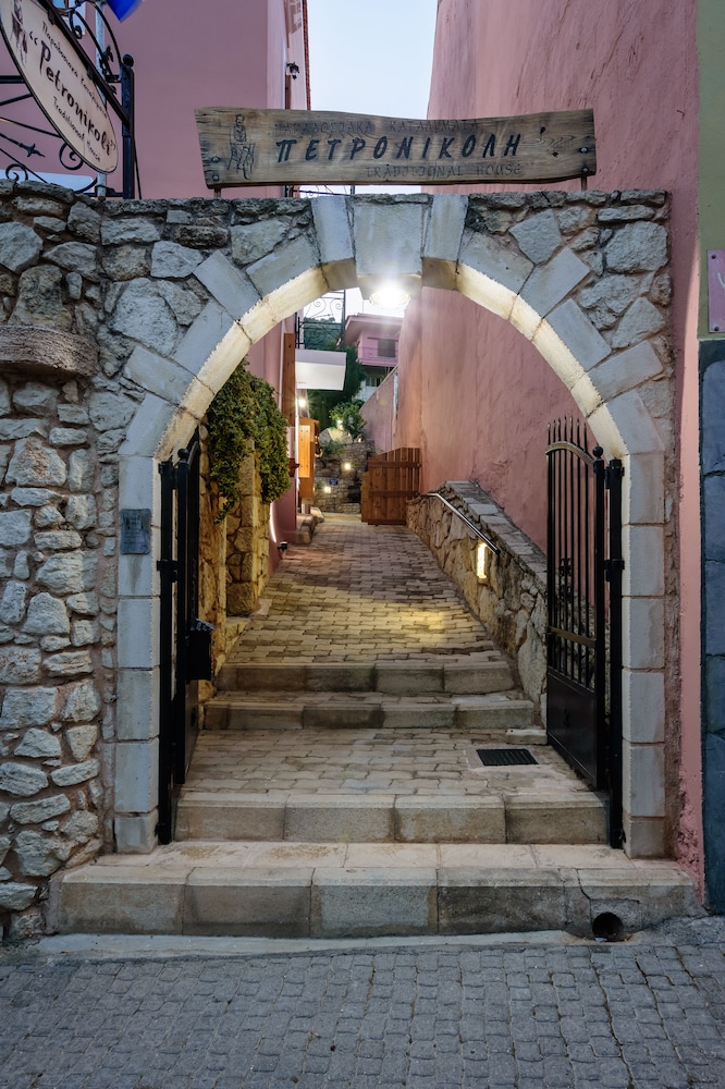 Petronikolis Traditional House