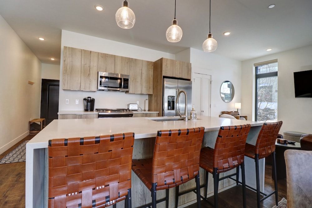 River West 515 2 Bedroom Condo