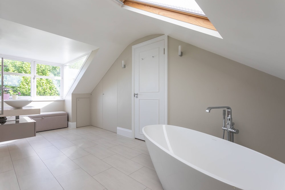 Bassett Road XII by Onefinestay